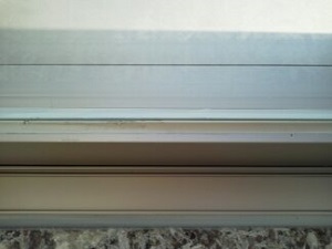 窓のゴムハッキン汚れ、クリーニング後
